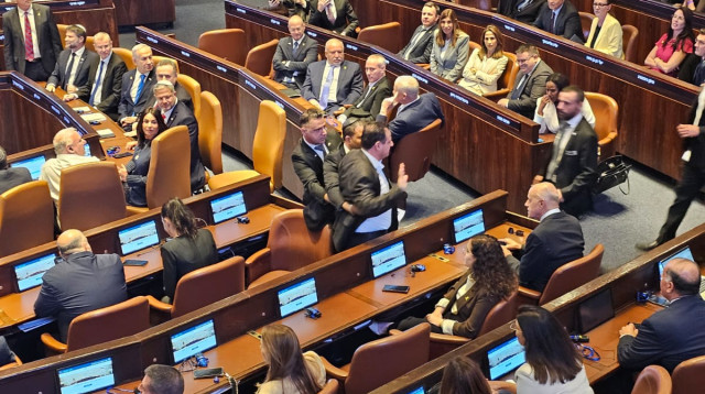 איימן עודה ועופר כסיף מורחקים מאולם מליאת הכנסת לאחר שהניפו שלטים עליהם רשום "הכירו בפלסטין" (צילום: אברהם בלוך)