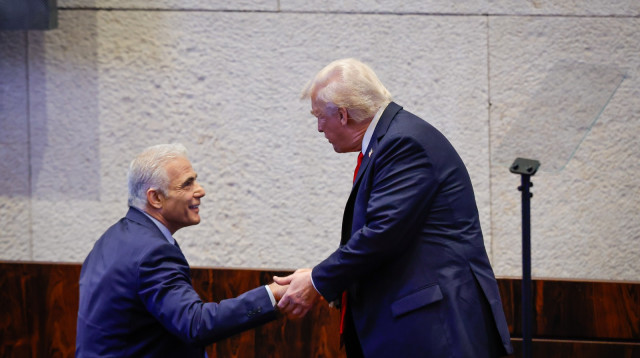 טראמפ ויאיר לפיד במליאת הכנסת (צילום: דוברות הכנסת, נועם מושקוביץ)