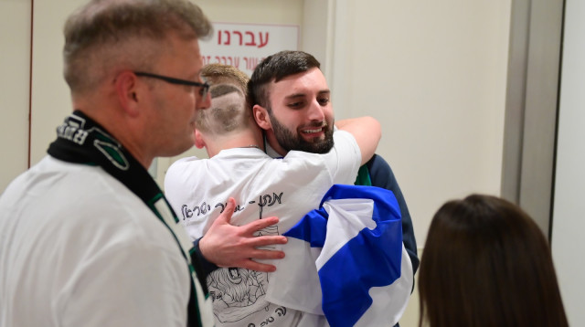 מתן אנגרסט עם המשפחה (צילום: רפי בן חקון, לע''מ)