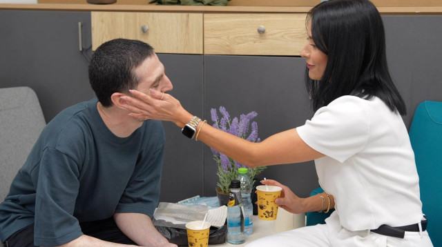 אלקנה בוחבוט מתאחד עם אשתו רבקה (צילום: דובר צהל)