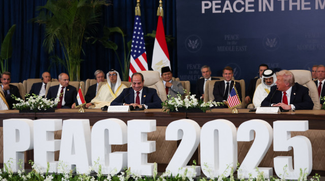 דונלד טראמפ, עבד אל-פתאח א-סיסי במעמד חתימה על ההסכם (צילום: רויטרס)