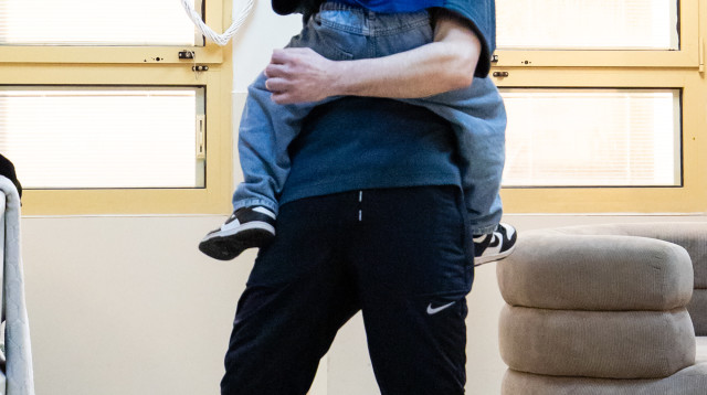 אלקנה בוחבוט מתאחד עם בנו (צילום: שאולי לנדנר)