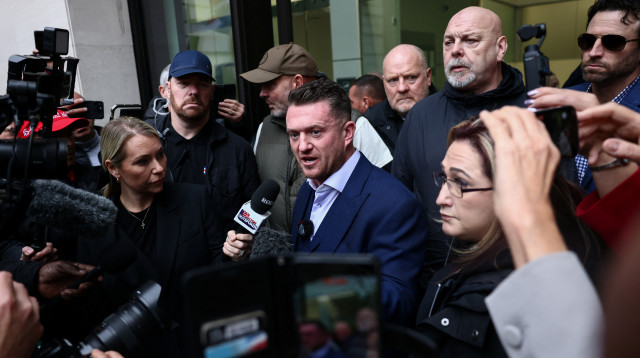 טומי רובינסון בבית המשפט (צילום: רויטרס)