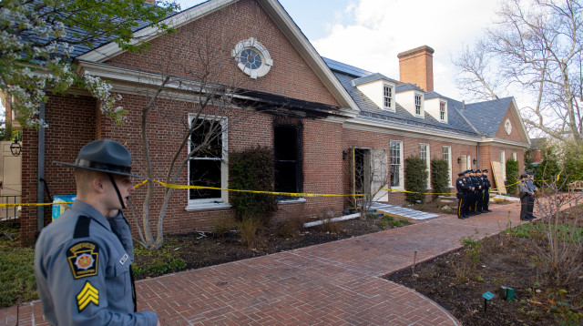 בית המושל ג'וש שפירו לאחר ההצתה  (צילום: Stringer/GettyImages)