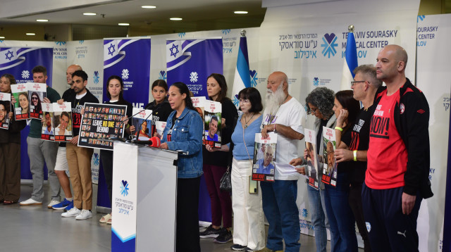 הצהרת משפחות החטופים באיכילוב (צילום: אבשלום ששוני)