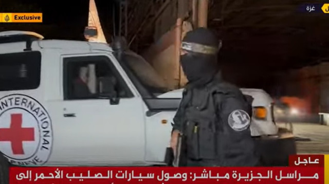 הצלב האדום מקבל גופות חללים מחמאס (צילום: רשתות ערביות, שימוש לפי סעיף 27 א')