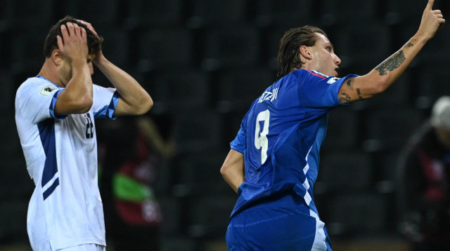 מתאו רטגי שחקן נבחרת איטליה חוגג שער, סתיו טוריאל שחקן נבחרת ישראל מאוכזב (צילום: GettyImages, Image Photo Agency)