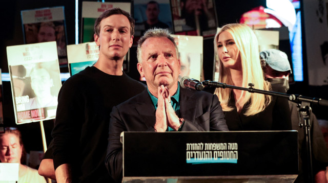 סטיב ויטקוף בכיכר החטופים (צילום:  REUTERS/Ronen Zvulun)