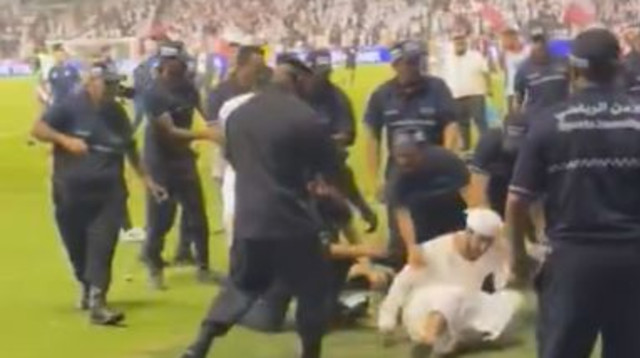 התפרעות אוהדים במשחק בין קטאר לאיחוד האמירויות (צילום: צילום מסך, X (טוויטר))