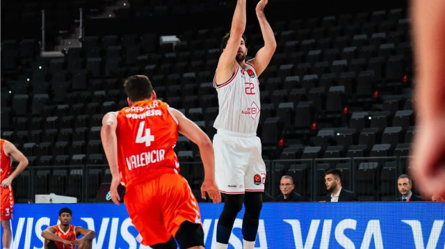 ואסילייה מיצ'יץ' שחקן הפועל תל אביב (צילום: אתר רשמי, הפועל "IBI" תל אביב)