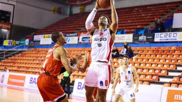 12 נקודות במחצית הראשונה. ג'סטין סמית' (צילום: אתר רשמי, מיכל בן גיגי, הפועל ירושלים)