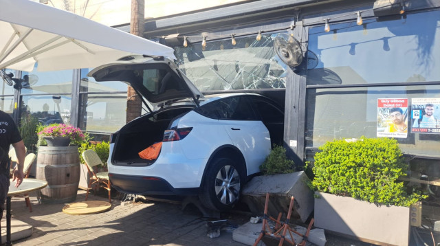 רכב נכנס בבית קפה בכפר סבא (צילום: רשתות חברתיות, שימוש לפי סעיף 27 א')