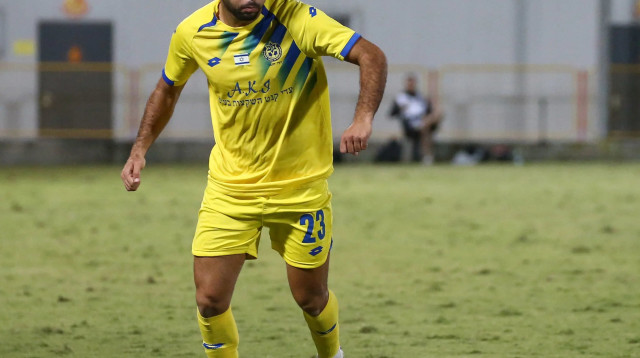 רום אליאס שחקן מכבי הרצליה (צילום: אודי ציטיאט)