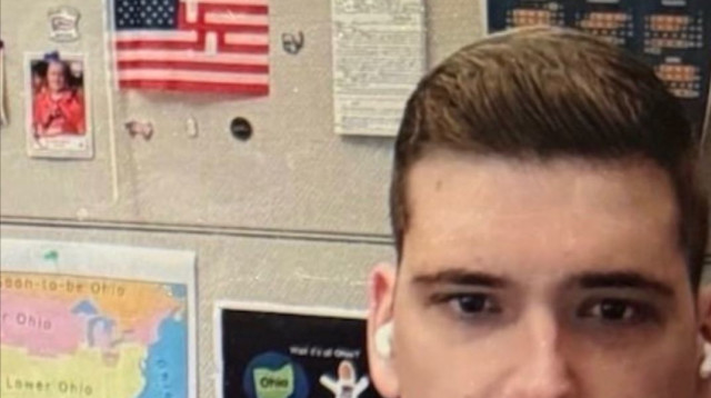 אנג'לו אליה, כשמאחוריו צלב קרס (צילום: רשתות חברתיות)