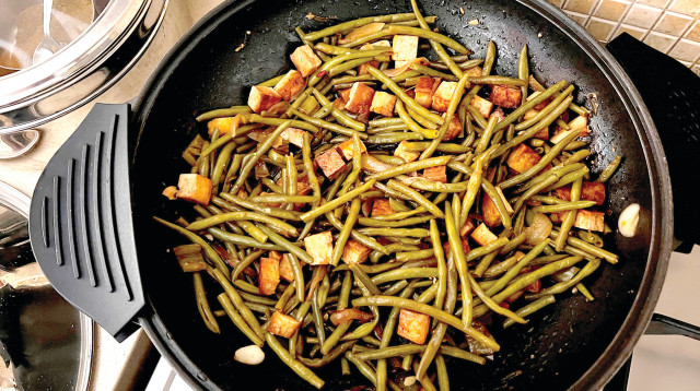 שעועית וטופו בתיבול עדין (צילום: פסקל פרץ-רובין)