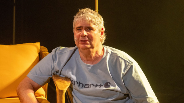 גיא מרוז בהצגתו "לא נורמלי" (צילום: יחצ)