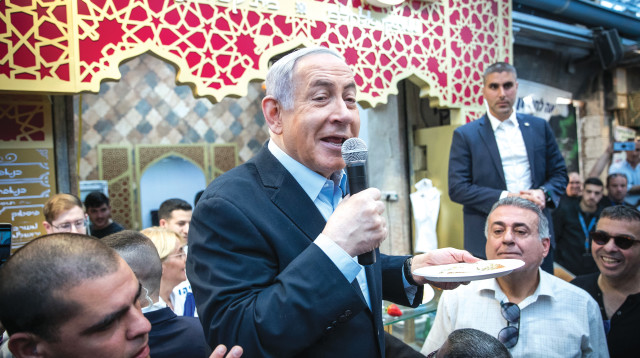 נתניהו בשוק מחנה יהודה (צילום: יונתן זינדל פלאש 90)