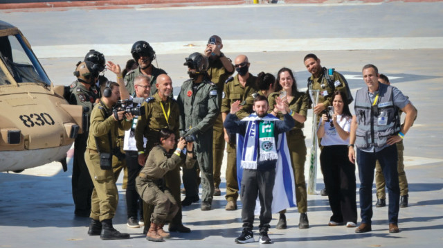 מתן אנגרסט חוזר לישראל  (צילום: יוסי זמיר)