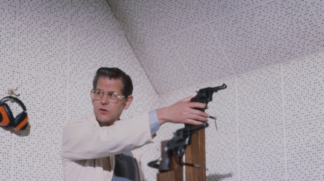 אד וויליאמס בסרט "האקדח מת מצחוק" (צילום: ABC)