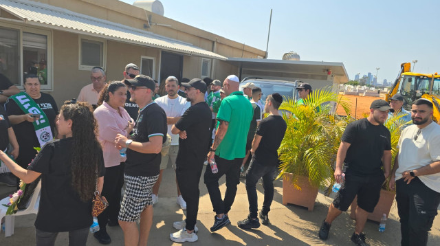 אוהדי מכבי חיפה בבית העלמין לכבוד דרכה האחרונה של ענבר הימן (צילום: אלון חכמון)