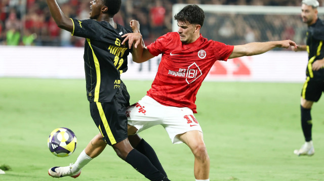 רועי אלקוקין, הפועל תל אביב לצד טימו מוזי, בית"ר ירושלים (צילום: דני מרון)