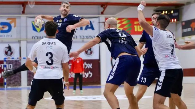 מותחן משובח בדרבי. נמניה גויקוביץ' מבני הרצליה בפעולה (צילום: אתר רשמי, איגוד הכדוריד, גיל שמאי)