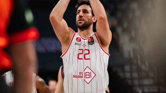 ואסילייה מיצ'יץ' שחקן הפועל תל אביב (צילום: אתר רשמי, הפועל "IBI" תל אביב)