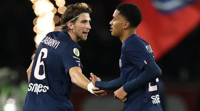 סני מאיולו שחקן פריז סן ז'רמן חוגג שער עם איליה זבארני (צילום: רויטרס)