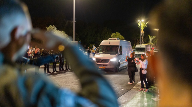 העברת ארונות החטופים החללים למכון לרפואה משפטית (צילום: דור פוזאלו)