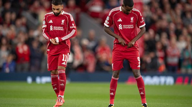 אלכסנדר איסק ומוחמד סלאח שחקני ליברפול (צילום: Visionhaus)