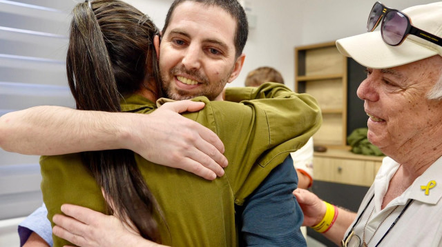 סא"ל (מיל') תמר אביב עם משפחתו של אלקנה בוחבוט ביום שחרורו משבי חמאס (צילום: דובר צהל)