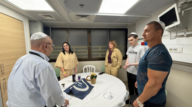 שורד השבי מקסים הרקין בארוחת שישי בביה"ח שיבא  (צילום: באדיבות המשפחה)