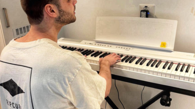 שורד השבי אלון אהל מנגן בפסנתר בבית החולים (צילום: צילום מסך אינסטגרם)