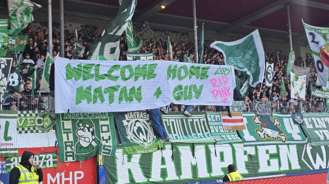 השלט של אוהדי ורדר ברמן (צילום: צילום מסך X)