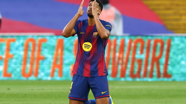 רונלד אראוחו אחרי שכבש את שער הניצחון של ברצלונה על ג'ירונה (צילום: רויטרס)