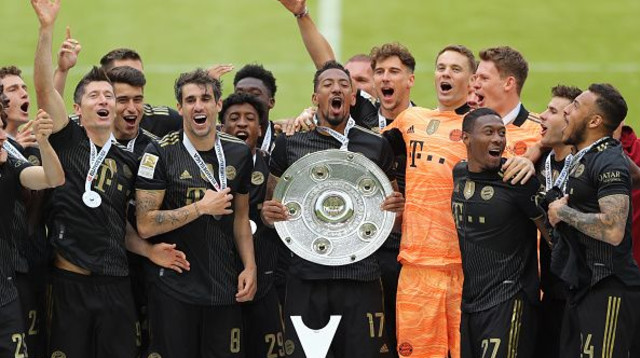 שחקני באיירן חוגגים (צילום: Stefan Matzke - sampics)