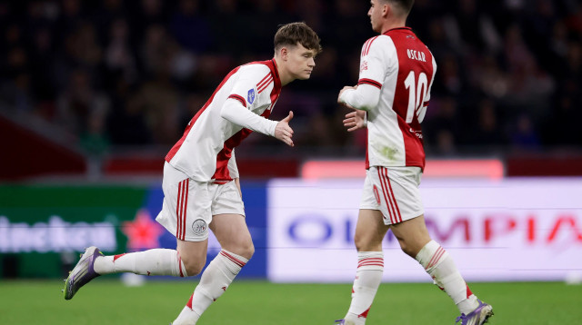 שחקן אייאקס אוסקר גלוך מוחלף על ידי ג'יימס מקונל (צילום: GettyImages, Rico Brouwer/Soccrates)