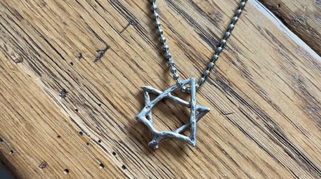 שרשרת מגן דוד שענד עורך הדין העצור (צילום: צילום מסך לפי סעיף 27א)