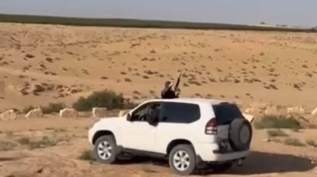 צעירים בדואים עם נשקים שלופים בדרום (צילום: צילום מסך רשתות חברתיות לפי חוק 27א לזכויות יוצרים)