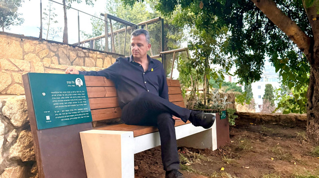 שאמה הכהן בפינת ההנצחה (צילום: דוברות העירייה)