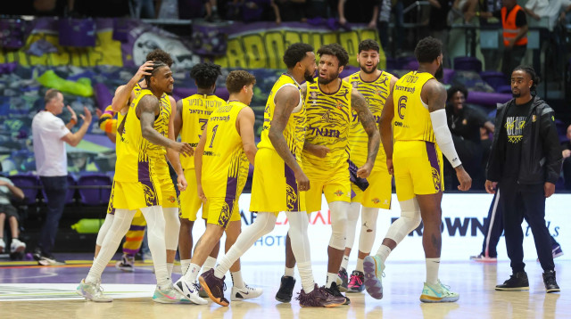 שחקני הפועל חולון (צילום: לירון מולדובן)