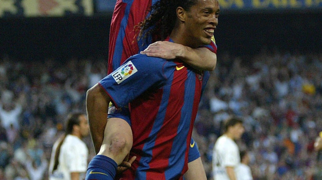 ליאו מסי עם רונאלדיניו (צילום: LLUIS GENE/AFP via Getty Images)