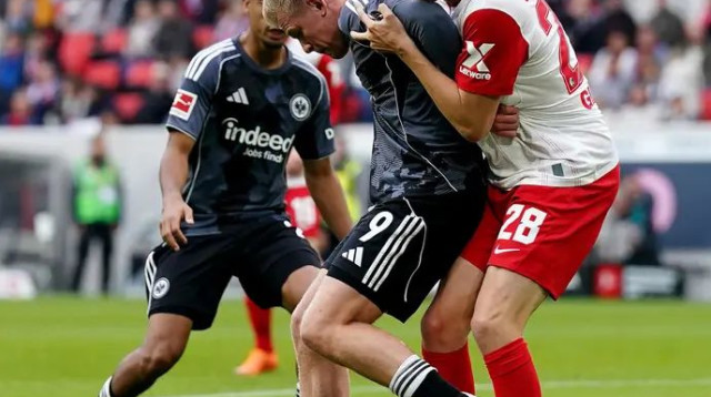 הצמד שלו הספיק רק לנקודה. יונתן בורקארדט לפני מתיאס גינטר (צילום: GettyImages, Daniela Porcelli)