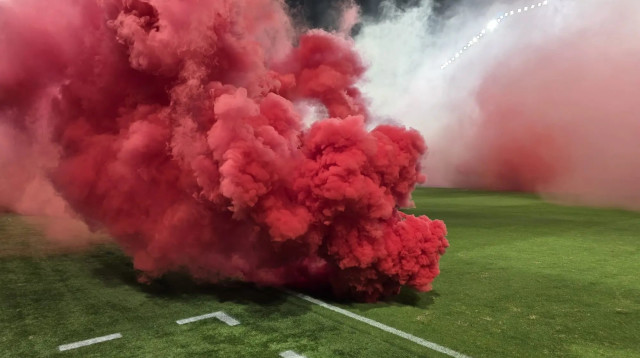 אבוקות שהשליכו אוהדי הפועל תל אביב בדרבי (צילום: אודי ציטיאט)