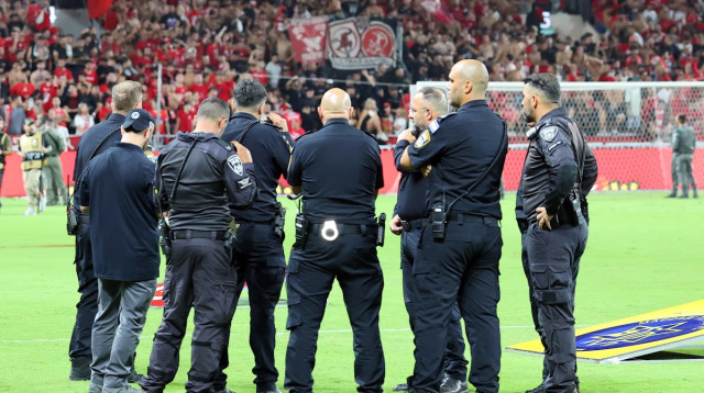 השוטרים על כר הדשא בבלומפילד (צילום: אודי ציטיאט)