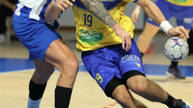 נועם סוסנה שחקן מכבי תל אביב כדוריד (צילום: אתר רשמי, Viktoria Drangai)