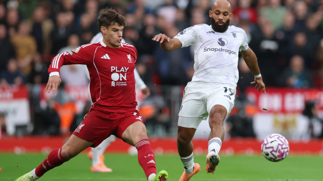 בריאן אמבומו שחקן מנצ'סטר יונייטד מול מילוש קרקז שחקן ליברפול (צילום: רויטרס)