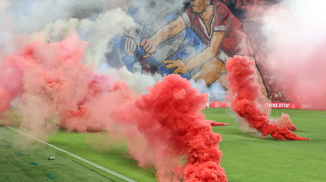 אבוקות על הדשא בבלומפילד (צילום: אודי ציטיאט)