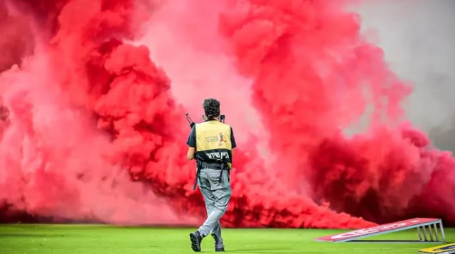 אבוקות על המגרש בדרבי התל אביבי (צילום: אודי ציטיאט)