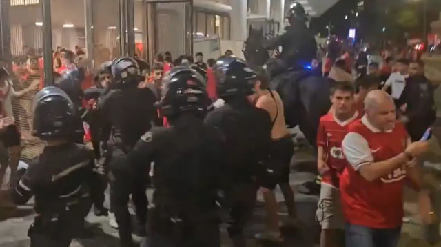 עימותים בין המשטרה ואוהדי הפועל ת"א מחוץ לבלומפילד (צילום: תיעוד ברשתות חברתיות לפי סעיף 27 א' לחוק זכויות יו)